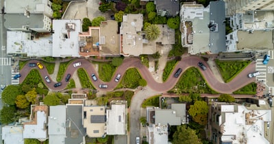 灰色混凝土房屋和棕色道路的航空摄影